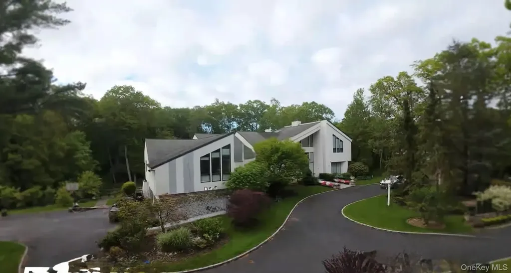 80 Tall Oak Crescent Syosset NY 11791