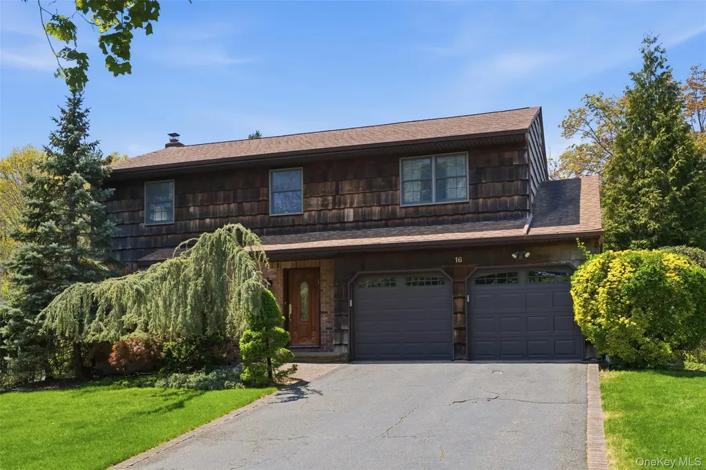 16 Amherst Lane Smithtown NY 11787