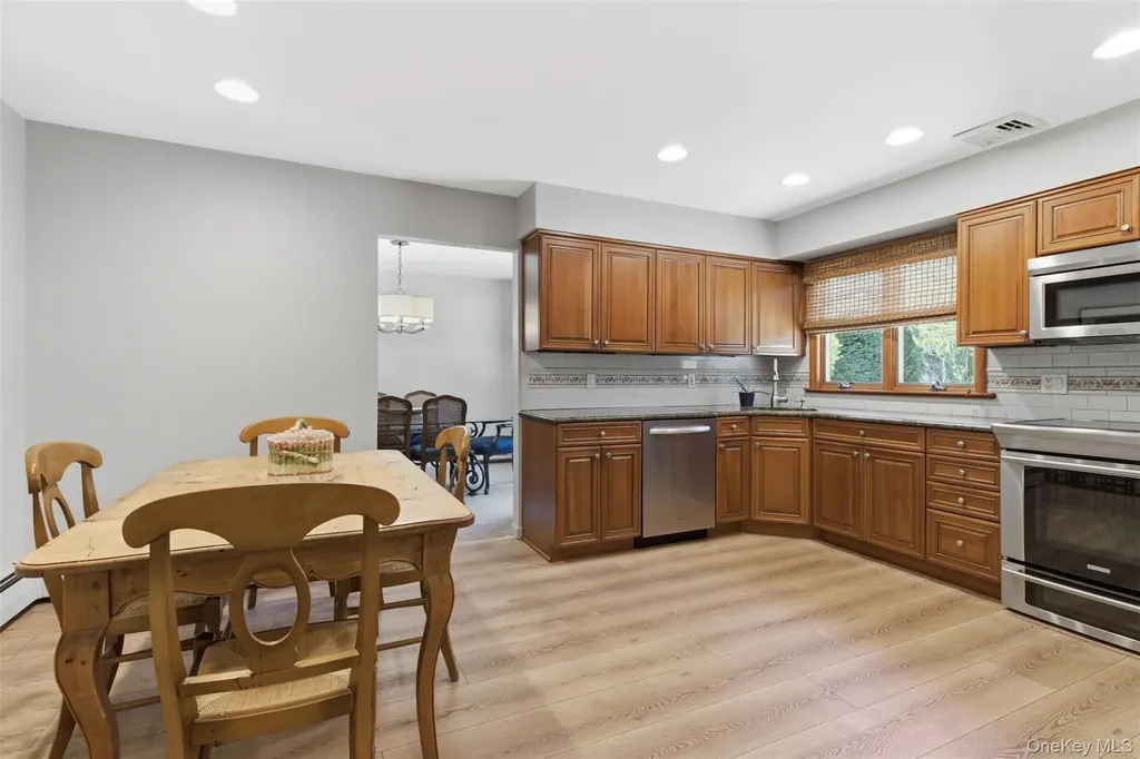 16 Amherst Lane Smithtown NY 11787