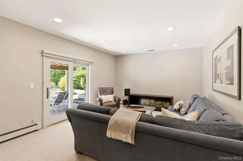 16 Amherst Lane Smithtown NY 11787