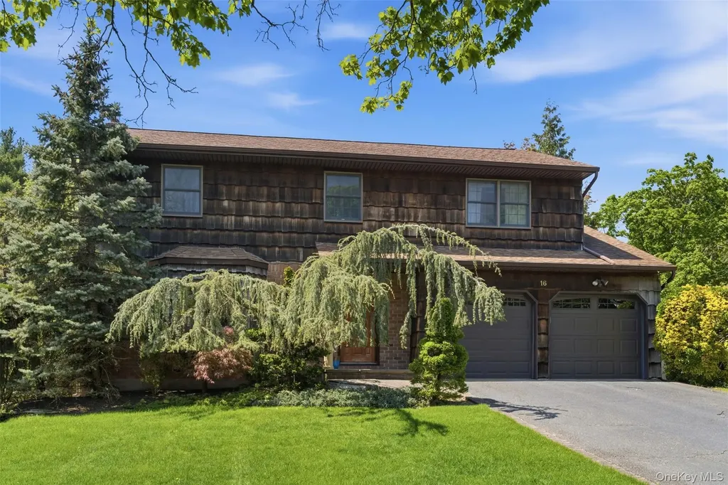 16 Amherst Lane Smithtown NY 11787