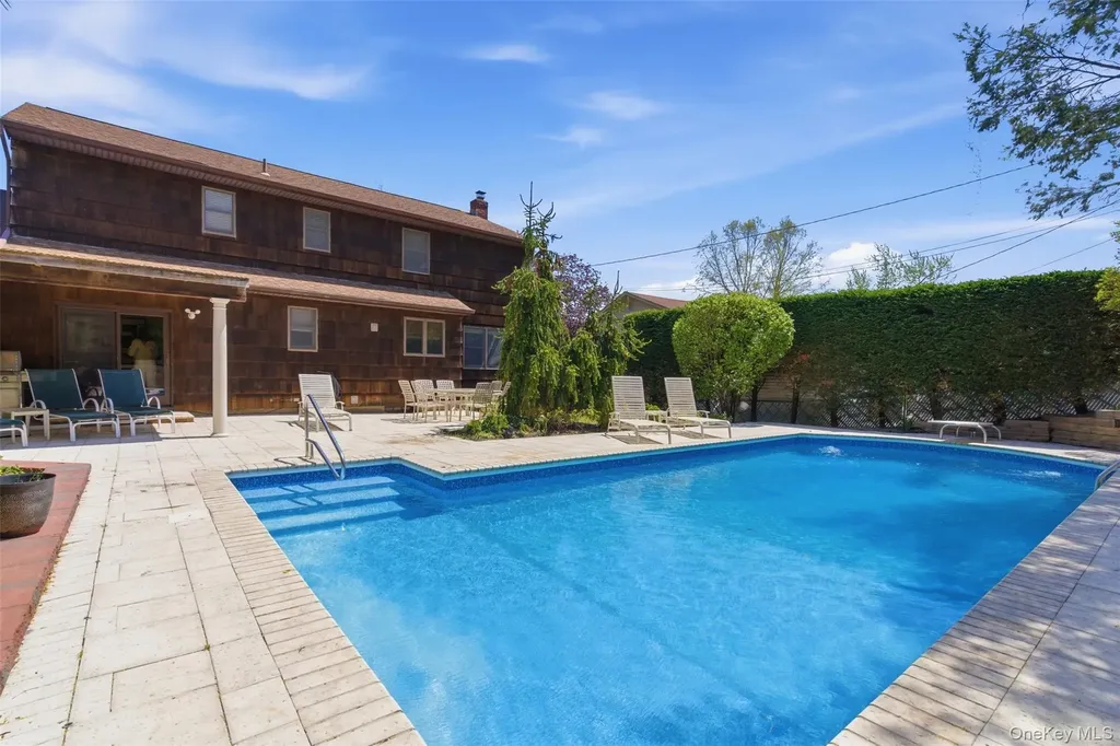16 Amherst Lane Smithtown NY 11787