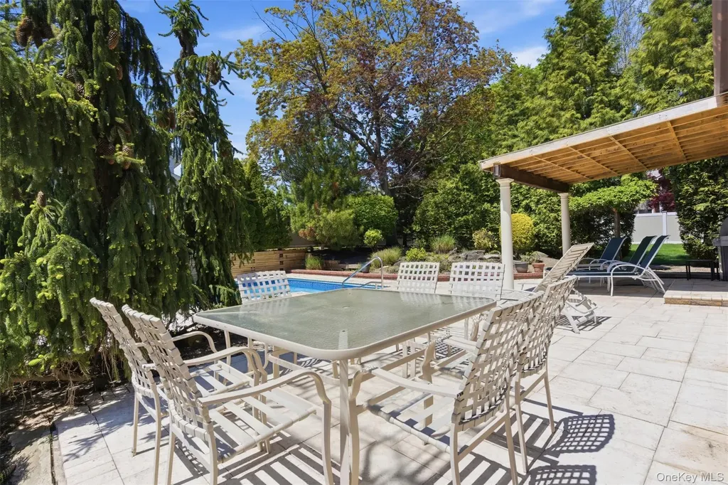 16 Amherst Lane Smithtown NY 11787