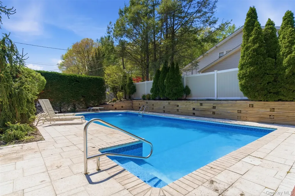 16 Amherst Lane Smithtown NY 11787