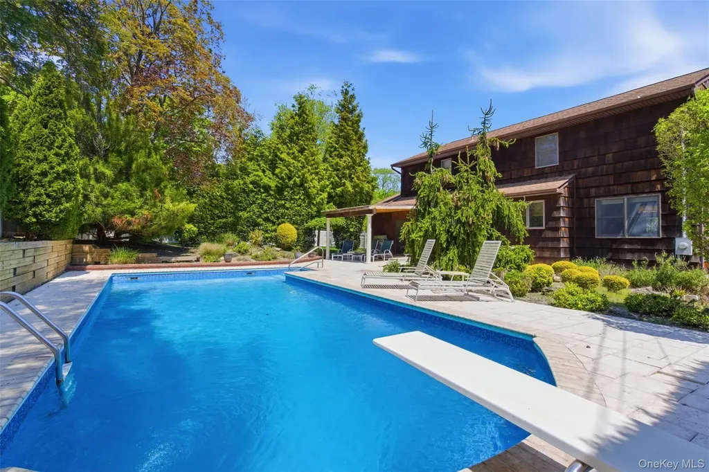 16 Amherst Lane Smithtown NY 11787