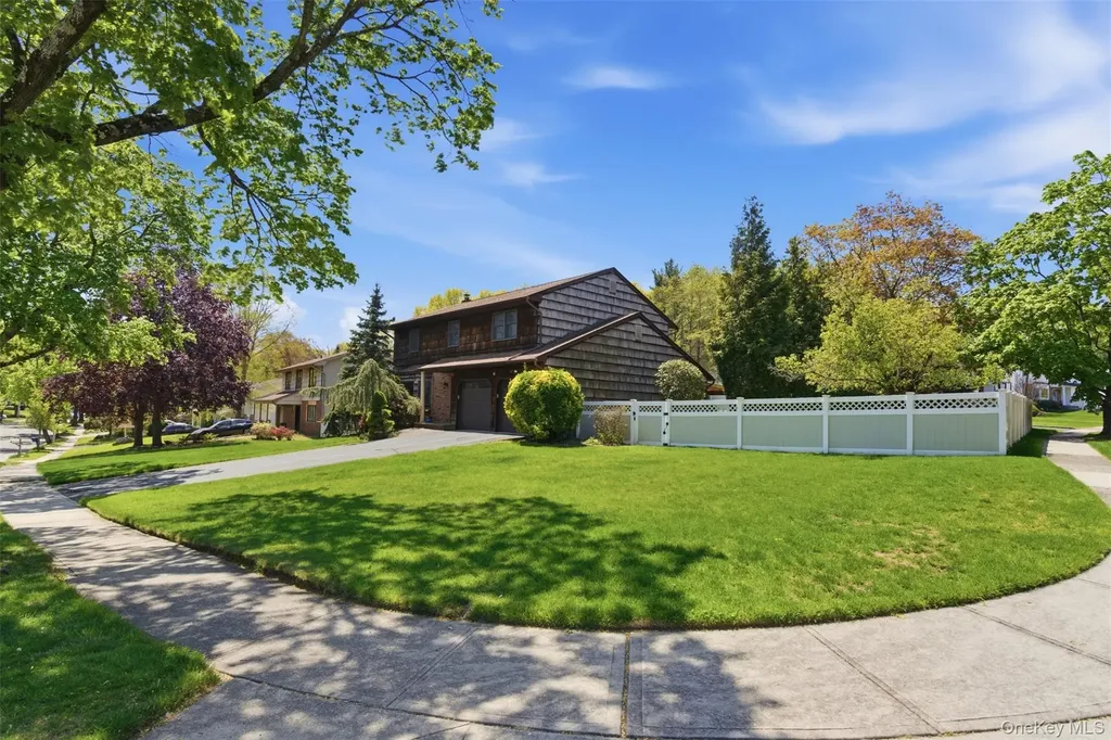 16 Amherst Lane Smithtown NY 11787