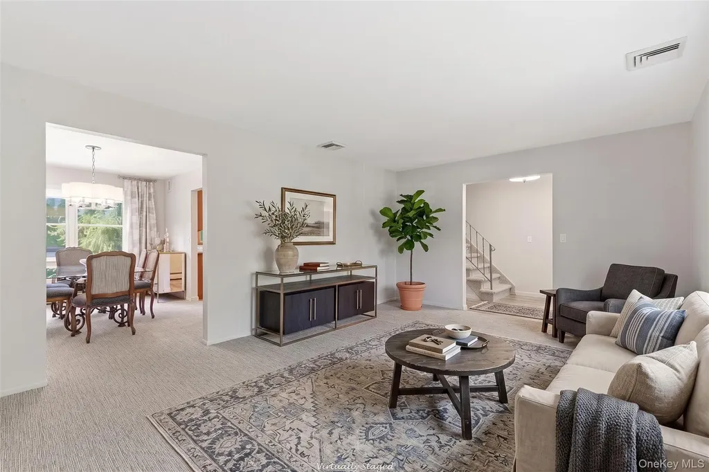 16 Amherst Lane Smithtown NY 11787