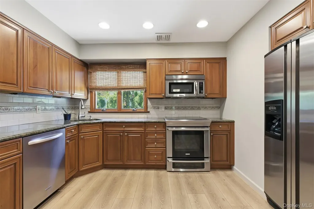 16 Amherst Lane Smithtown NY 11787
