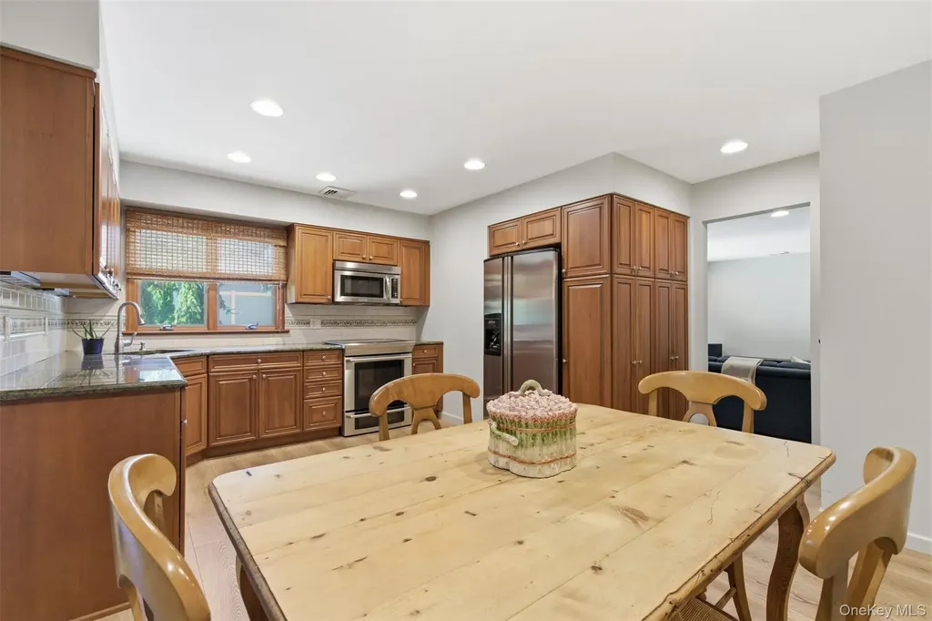 16 Amherst Lane Smithtown NY 11787