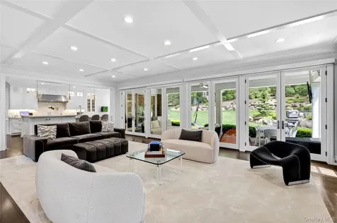 35 Mimosa Drive East Hills NY 11576