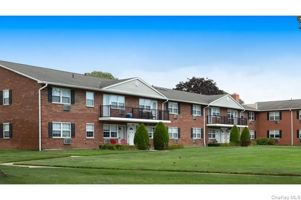 73A Old Oak Lane Levittown NY 11756