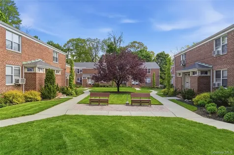 83 Edwards Street Roslyn Heights NY 11577