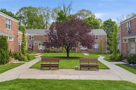 83 Edwards Street Roslyn Heights NY 11577