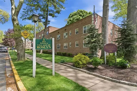 83 Edwards Street Roslyn Heights NY 11577