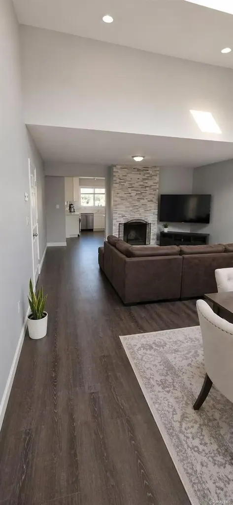 8 Harmony Lane Westbury NY 11590