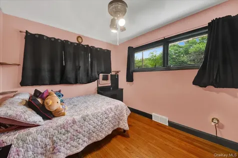12 Elizabeth Lane New Windsor NY 12553