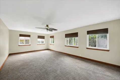 12 Elizabeth Lane New Windsor NY 12553