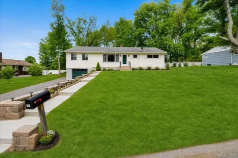 12 Elizabeth Lane New Windsor NY 12553