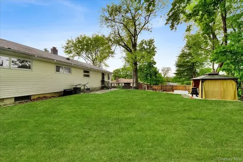 12 Elizabeth Lane New Windsor NY 12553