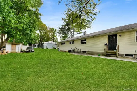 12 Elizabeth Lane New Windsor NY 12553