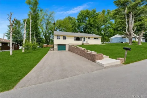 12 Elizabeth Lane New Windsor NY 12553