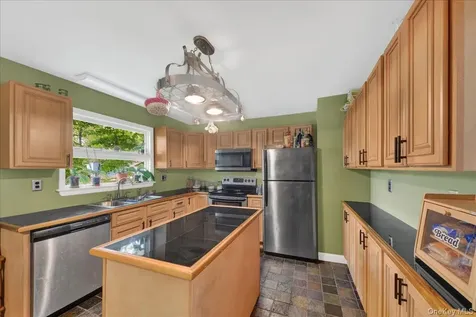 12 Elizabeth Lane New Windsor NY 12553