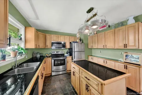 12 Elizabeth Lane New Windsor NY 12553