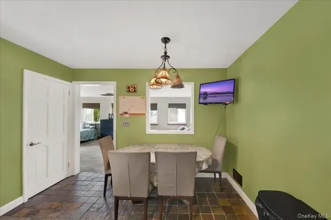 12 Elizabeth Lane New Windsor NY 12553