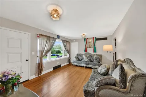 12 Elizabeth Lane New Windsor NY 12553