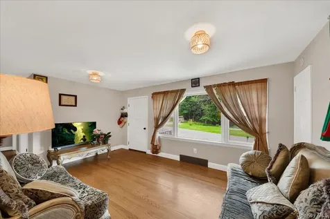 12 Elizabeth Lane New Windsor NY 12553