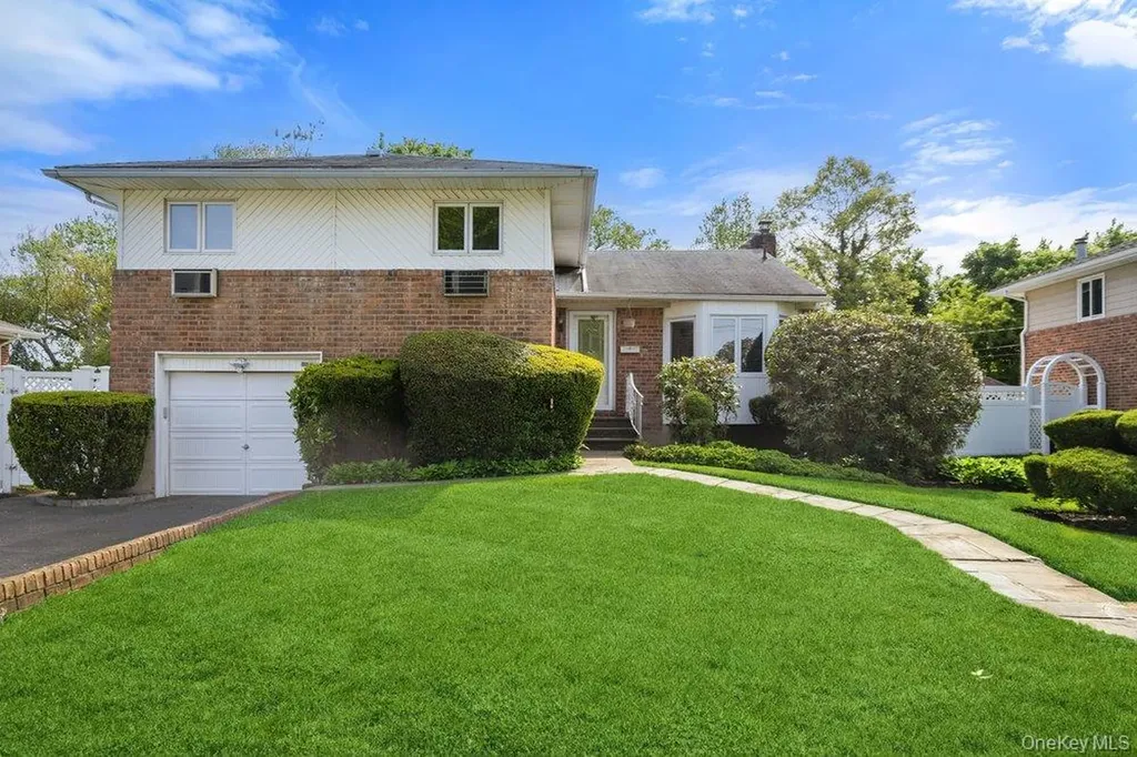 8 Pasadena Drive Plainview NY 11803