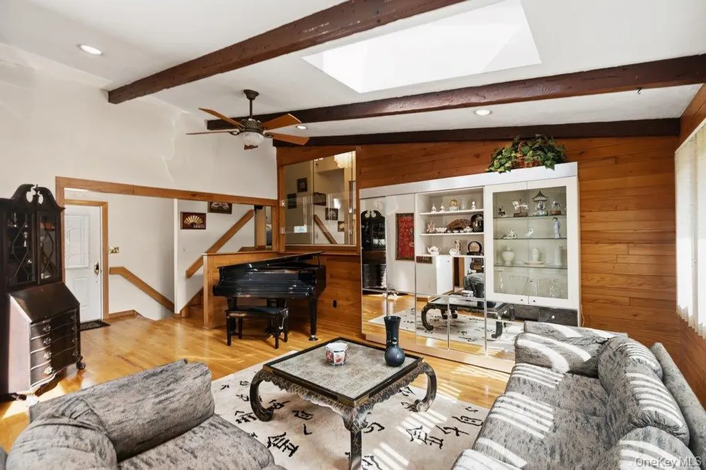 8 Pasadena Drive Plainview NY 11803