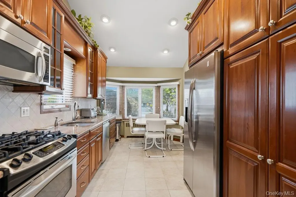 8 Pasadena Drive Plainview NY 11803