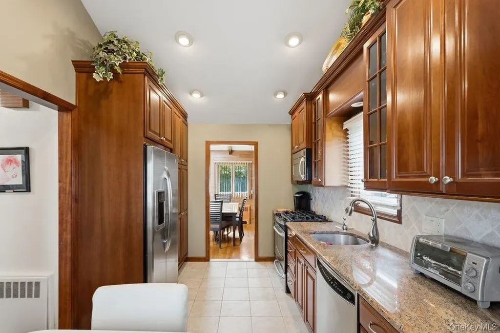 8 Pasadena Drive Plainview NY 11803