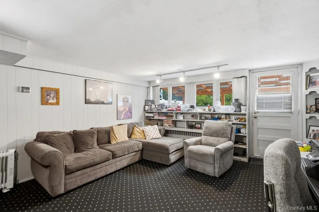 8 Pasadena Drive Plainview NY 11803