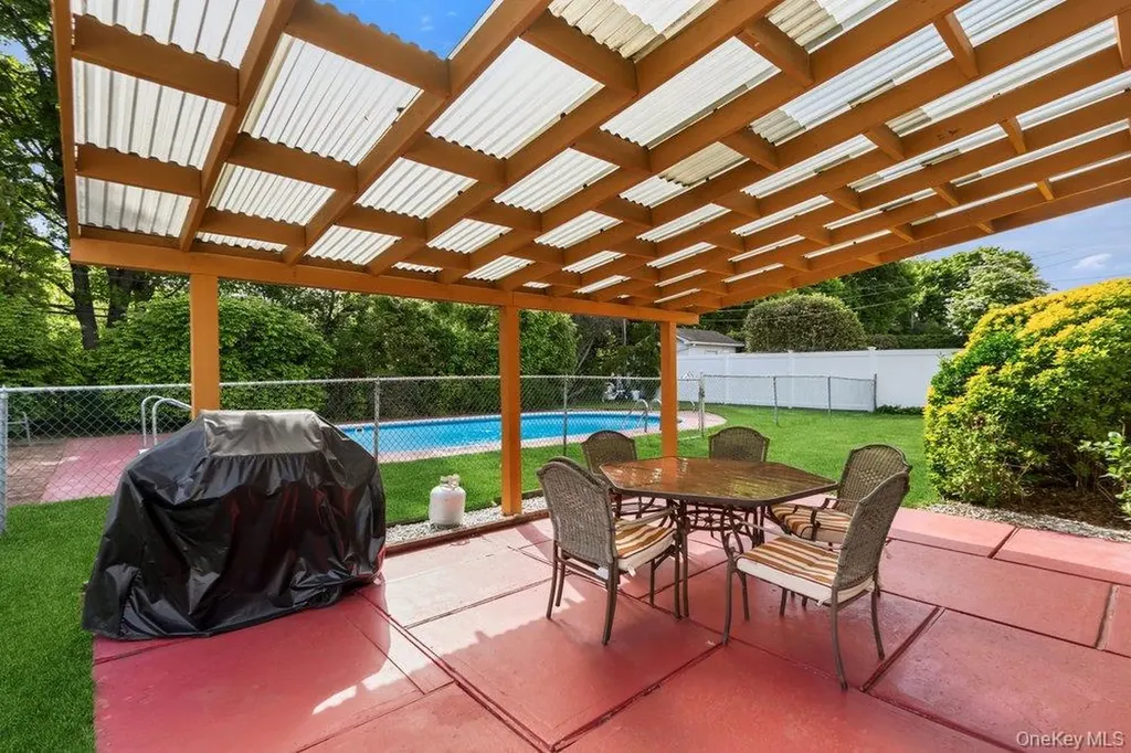 8 Pasadena Drive Plainview NY 11803