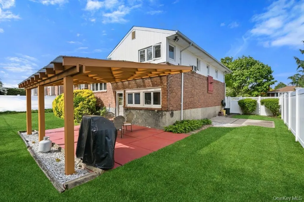 8 Pasadena Drive Plainview NY 11803