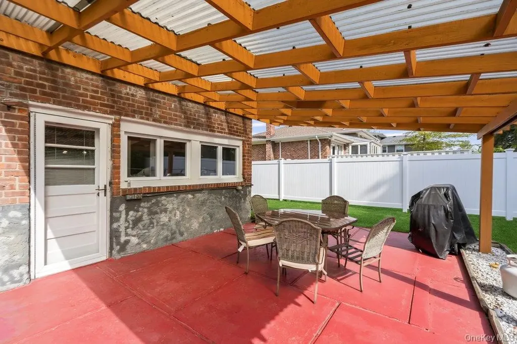 8 Pasadena Drive Plainview NY 11803