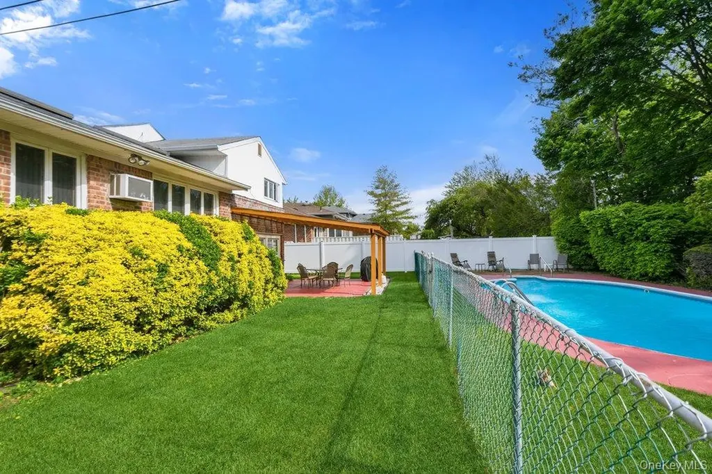 8 Pasadena Drive Plainview NY 11803