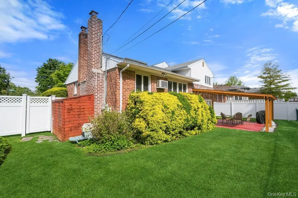 8 Pasadena Drive Plainview NY 11803