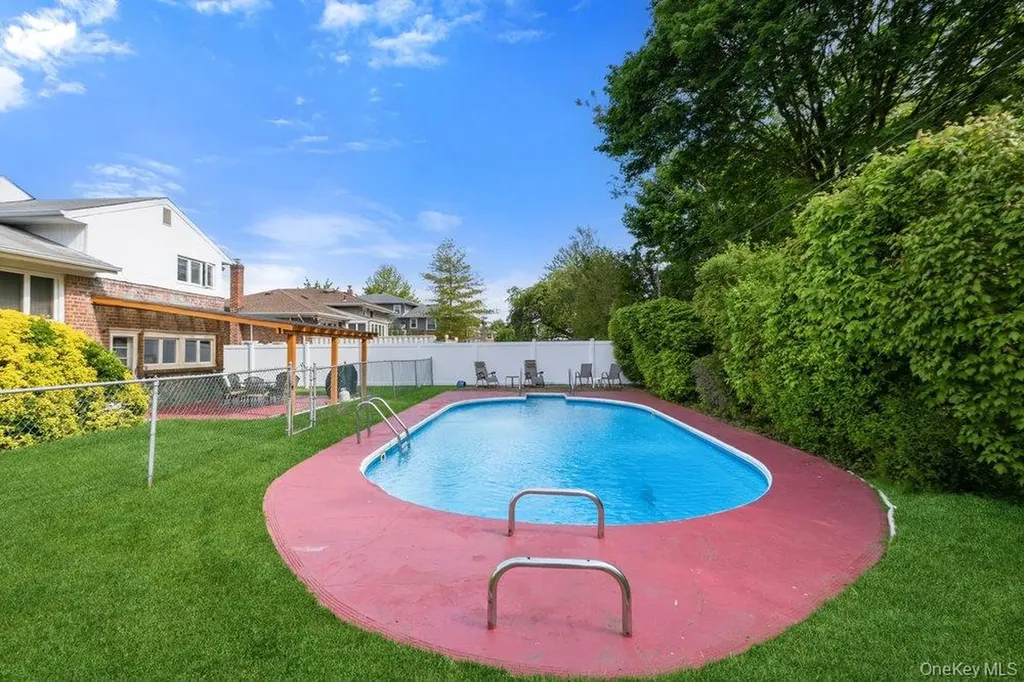 8 Pasadena Drive Plainview NY 11803
