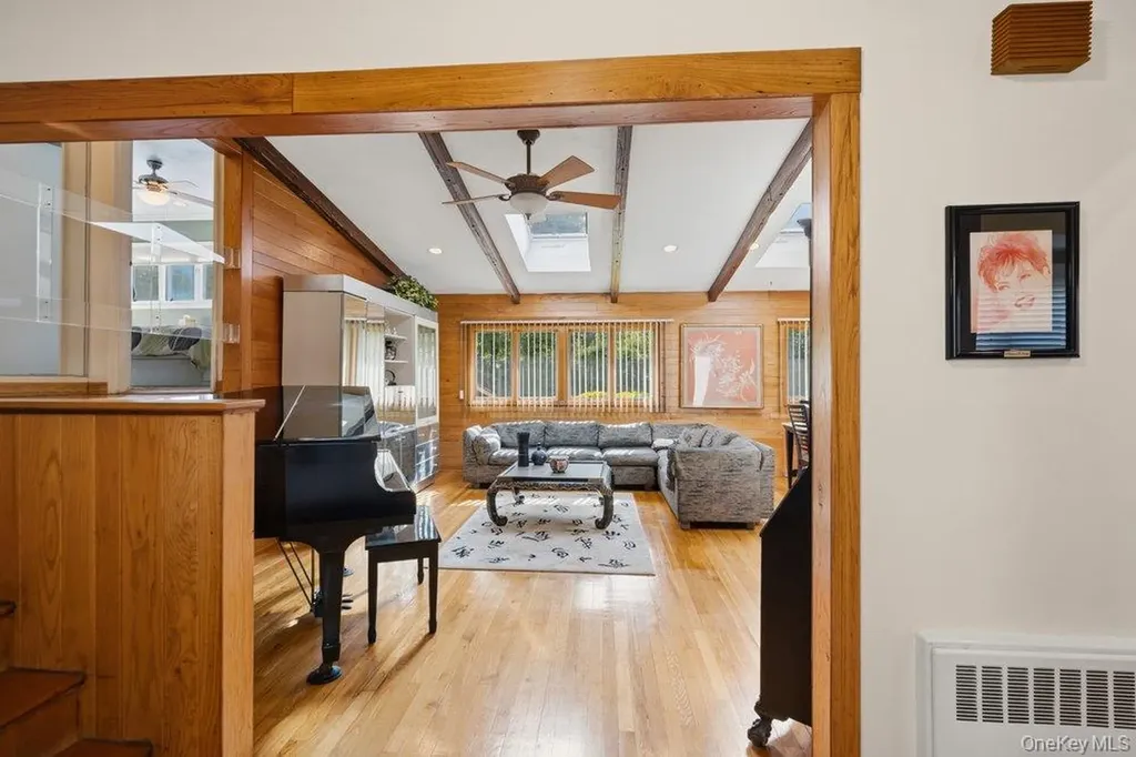 8 Pasadena Drive Plainview NY 11803