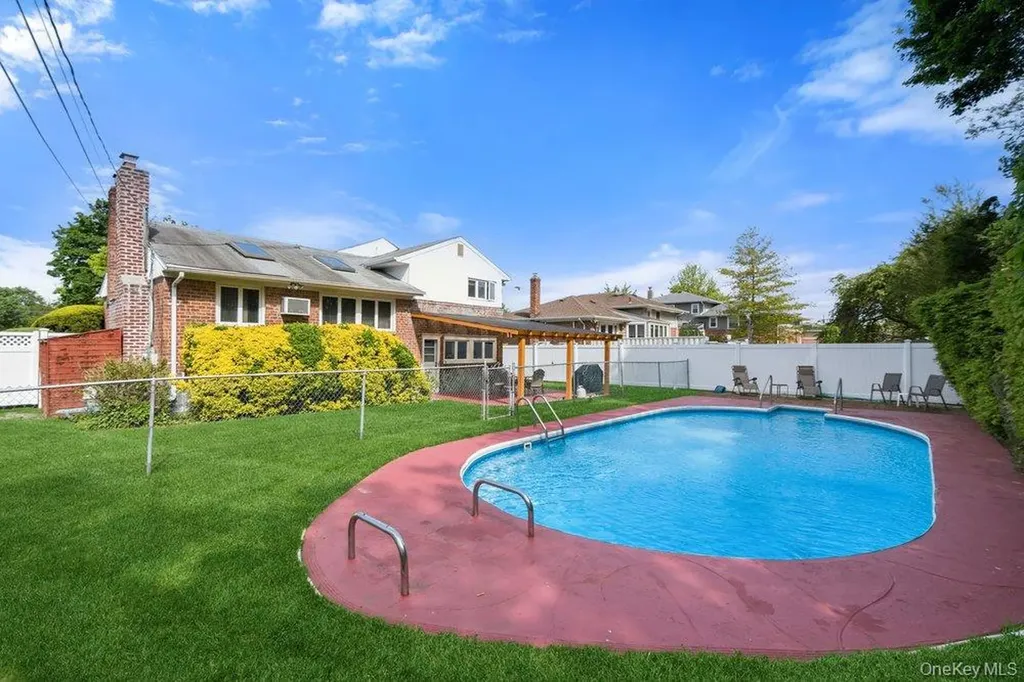 8 Pasadena Drive Plainview NY 11803