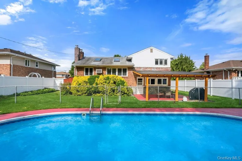 8 Pasadena Drive Plainview NY 11803
