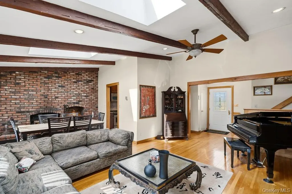 8 Pasadena Drive Plainview NY 11803