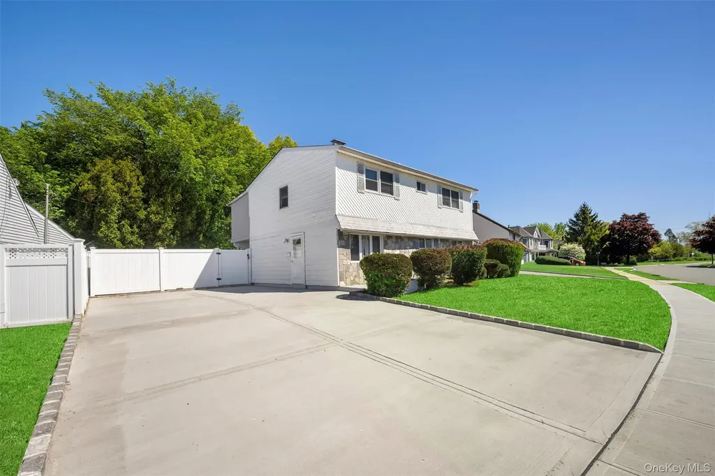 13 Squirrel Lane Levittown NY 11756