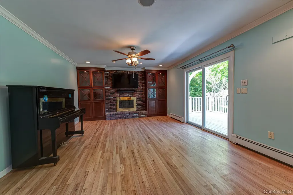 220 Windsor Avenue Brightwaters NY 11718