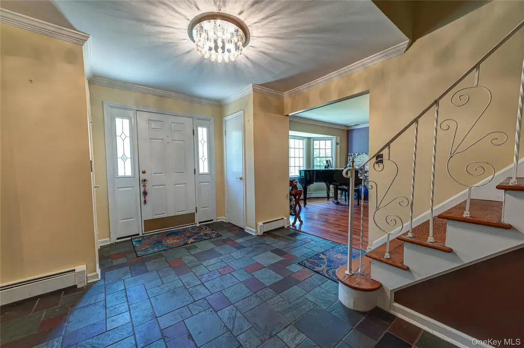 220 Windsor Avenue Brightwaters NY 11718