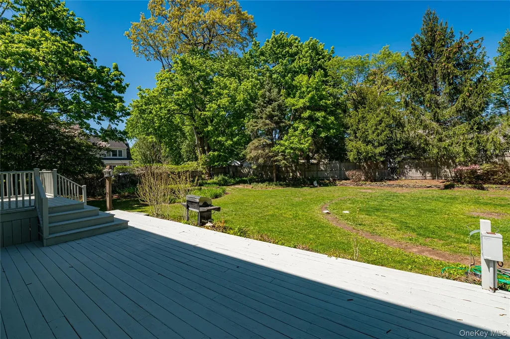 220 Windsor Avenue Brightwaters NY 11718