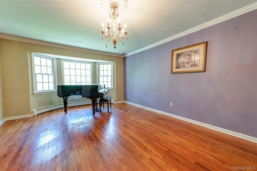 220 Windsor Avenue Brightwaters NY 11718